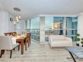 2303 - 1050 Burrard Street, Vancouver, BC V6Z 2S3 | Wall Centre Photo 14