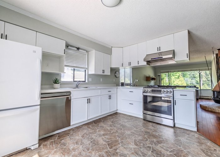 8074  8076 19TH Avenue, Burnaby, BC V3N 1G3 |  Photo 37