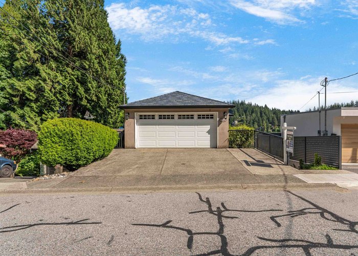 2588 Panorama Drive, North Vancouver, BC V7G 1V5 |  Photo 36